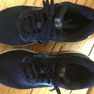 Womens running shoe, size 7, Brooks Ariel